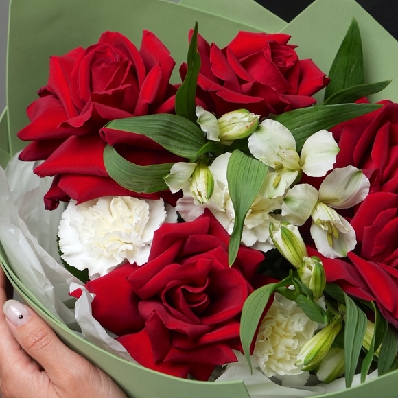 Букет из красных французских роз, диантусов и альстромерий