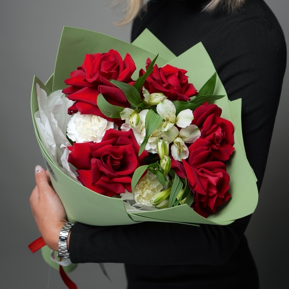 Букет из красных французских роз, диантусов и альстромерий