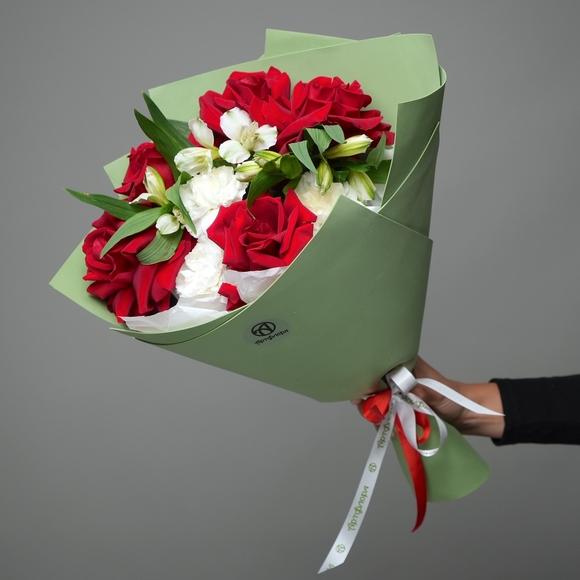 Букет из красных французских роз, диантусов и альстромерий