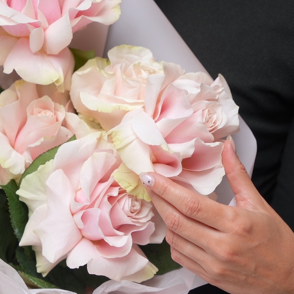 Букет из 5 розовых французских роз в корейской упаковке