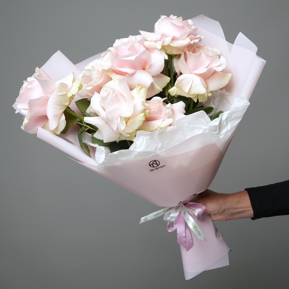 Букет из 7 розовых французских роз в корейской упаковке