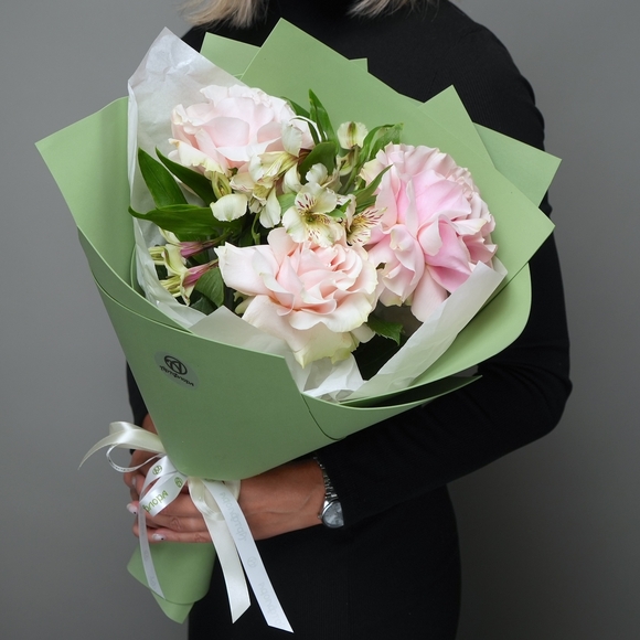 Букет из розовых французских роз и альстромерии - S в фоамиране