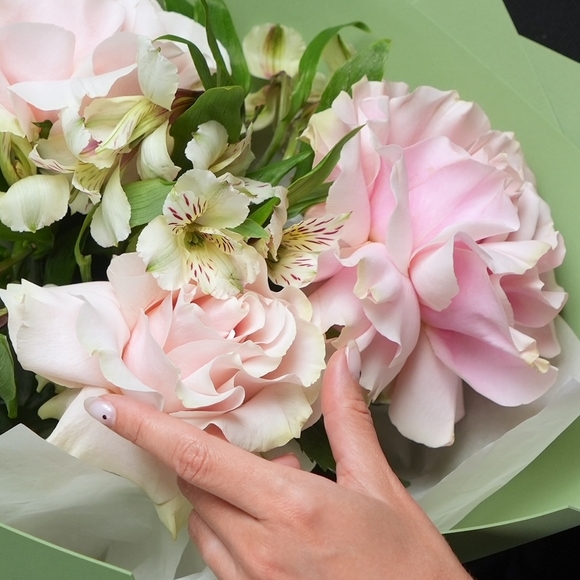 Букет из розовых французских роз и альстромерии - S в фоамиране
