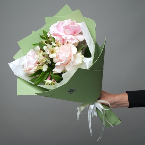 Букет из розовых французских роз и альстромерии - S в фоамиране