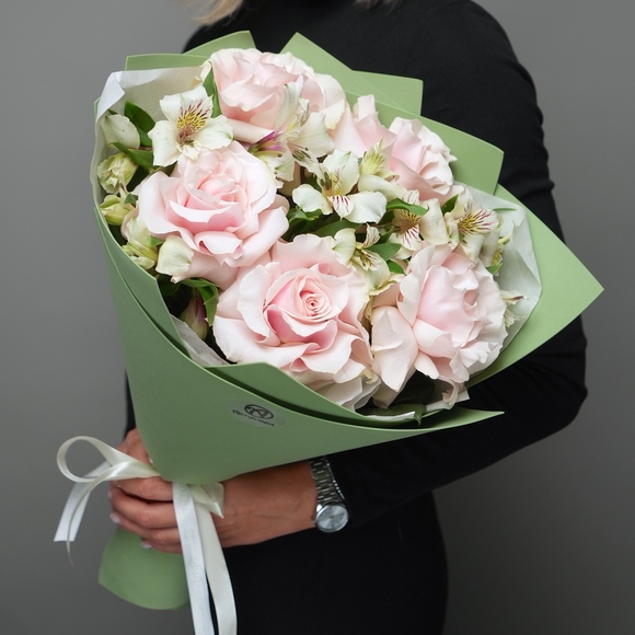 Букет из розовых французских роз и альстромерии - М в фоамиране