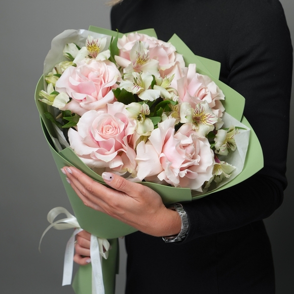 Букет из розовых французских роз и альстромерии - М в фоамиране