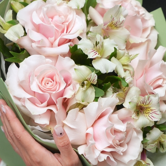 Букет из розовых французских роз и альстромерии - М в фоамиране