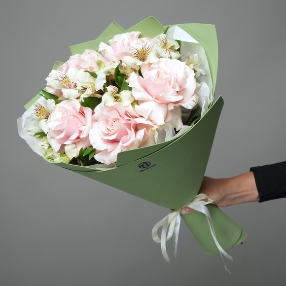 Букет из розовых французских роз и альстромерии - М в фоамиране