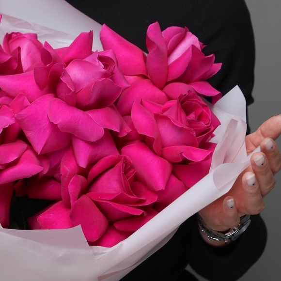 Букет из 7 малиновых французских роз в корейской упаковке