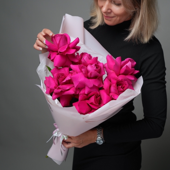 Букет из 7 малиновых французских роз в корейской упаковке