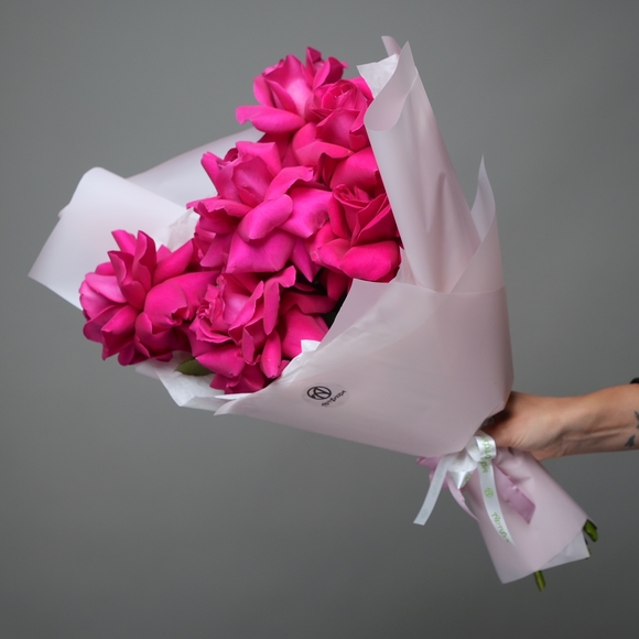 Букет из 7 малиновых французских роз в корейской упаковке