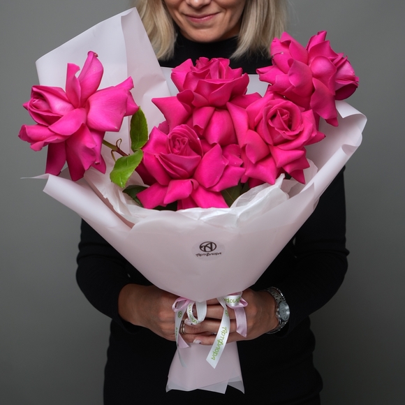 Букет из 5 малиновых французских роз в корейской упаковке