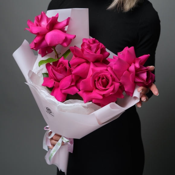 Букет из 5 малиновых французских роз в корейской упаковке