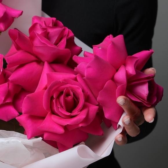 Букет из 5 малиновых французских роз в корейской упаковке