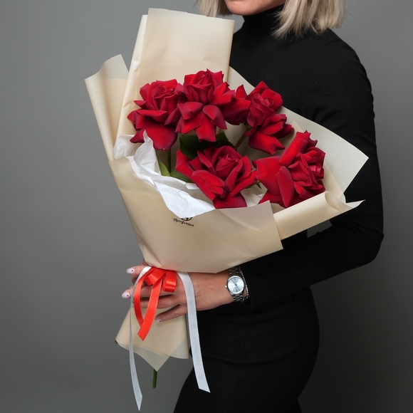 Букет из 5 красных французских роз в корейской упаковке