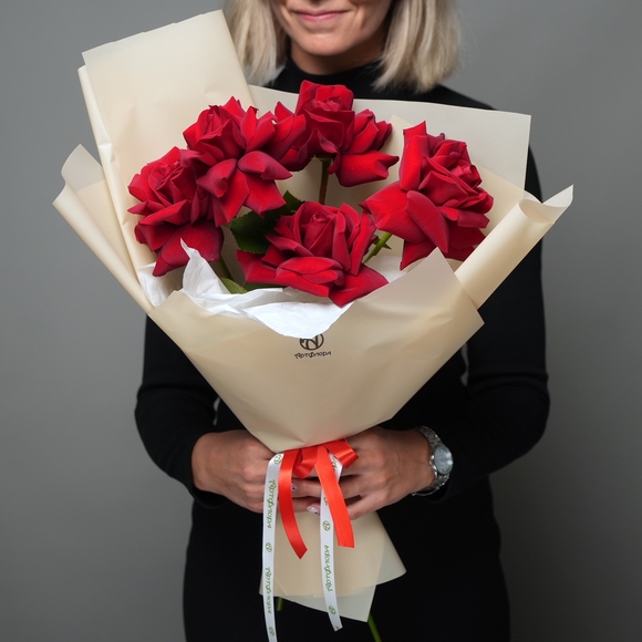 Букет из 5 красных французских роз в корейской упаковке