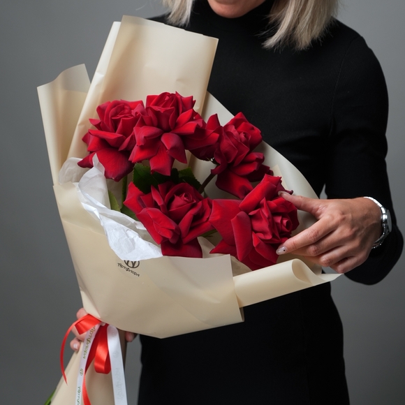 Букет из 5 красных французских роз в корейской упаковке