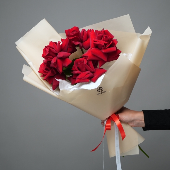 Букет из 5 красных французских роз в корейской упаковке