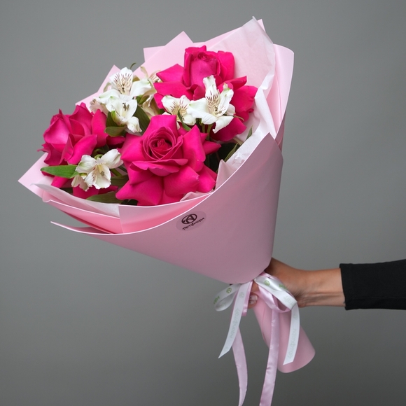 Букет из малиновых французских роз и альстромерии - S в фоамиране