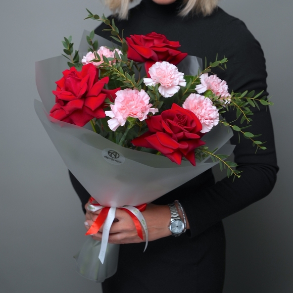 Букет из красных французских роз и диантусов - S