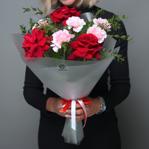 Букет из красных французских роз и диантусов - S
