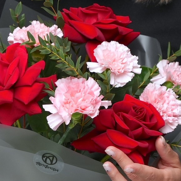 Букет из красных французских роз и диантусов - S