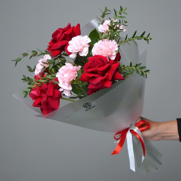 Букет из красных французских роз и диантусов - S