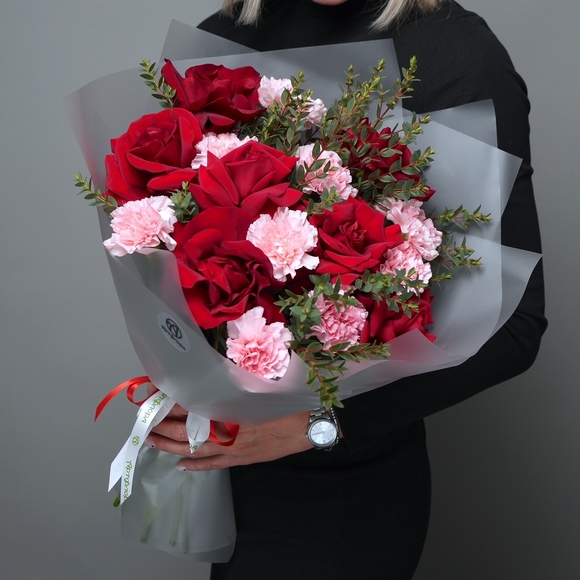 Букет из красных французских роз и диантусов - L