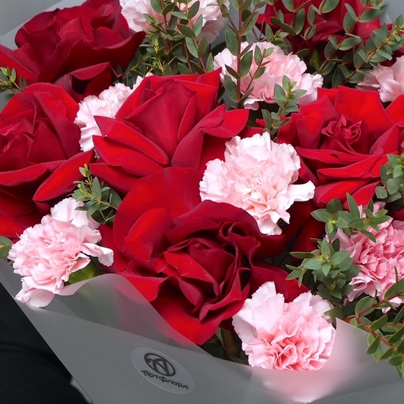 Букет из красных французских роз и диантусов - L