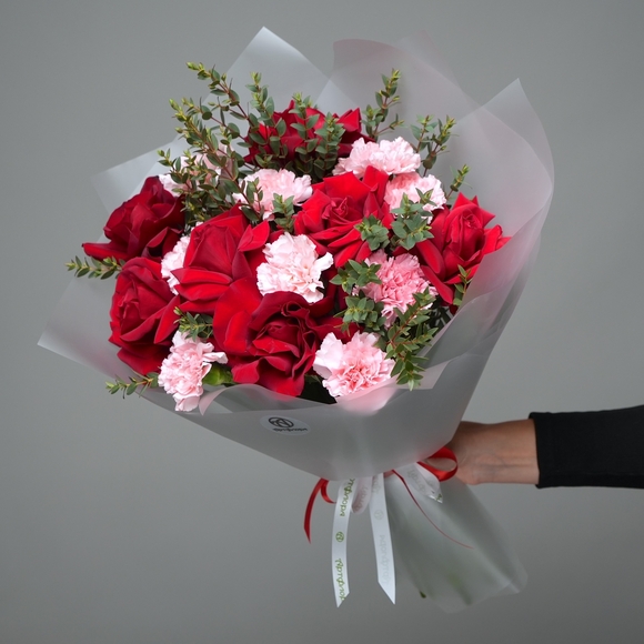 Букет из красных французских роз и диантусов - L