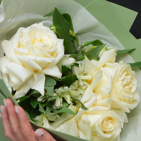 Букет из кремовых французских роз и альстромерии - S в фоамиране