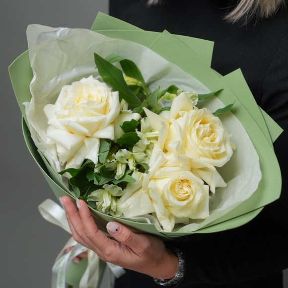Букет из кремовых французских роз и альстромерии - S в фоамиране