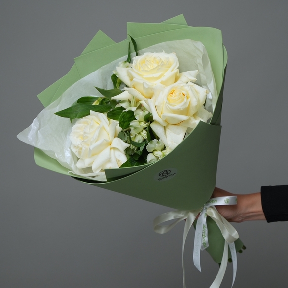 Букет из кремовых французских роз и альстромерии - S в фоамиране