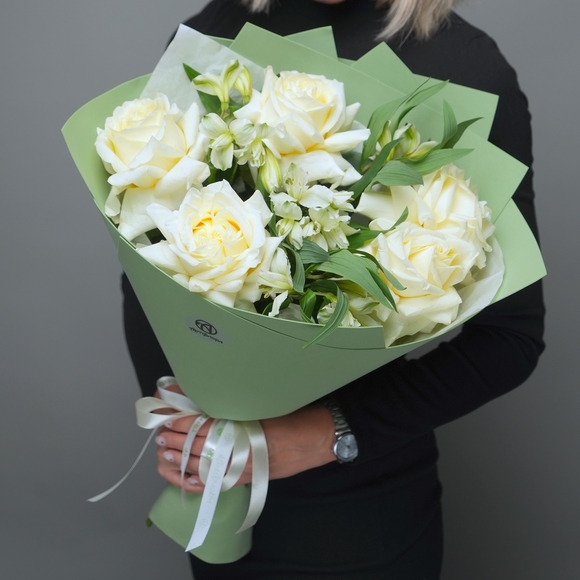Букет из кремовых французских роз и альстромерии - М в фоамиране