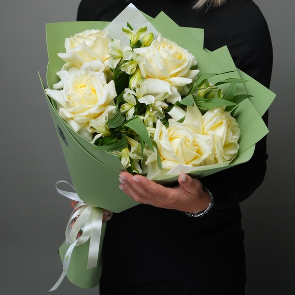 Букет из кремовых французских роз и альстромерии - М в фоамиране