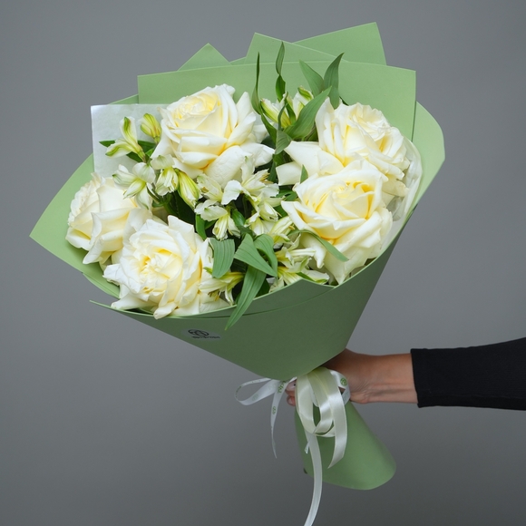 Букет из кремовых французских роз и альстромерии - М в фоамиране