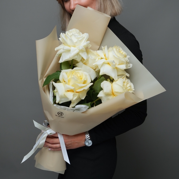 Букет из 5 кремовых французских роз в корейской упаковке