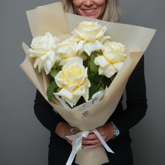 Букет из 5 кремовых французских роз в корейской упаковке
