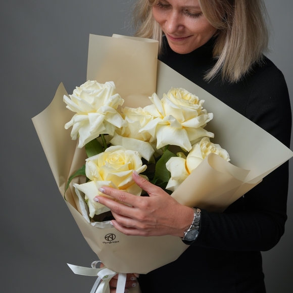 Букет из 5 кремовых французских роз в корейской упаковке