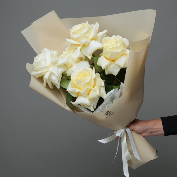 Букет из 5 кремовых французских роз в корейской упаковке