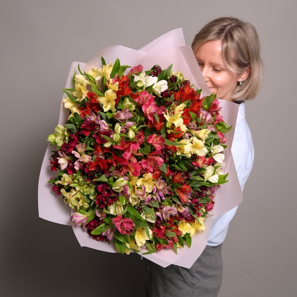 Букет из 51 альстромерии микс в корейской светлой упаковке