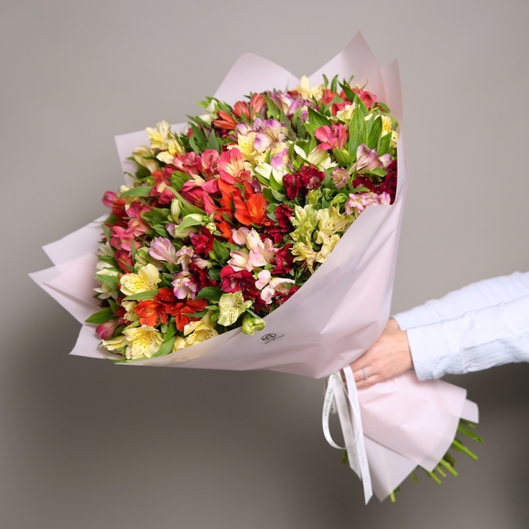 Букет из 51 альстромерии микс в корейской светлой упаковке