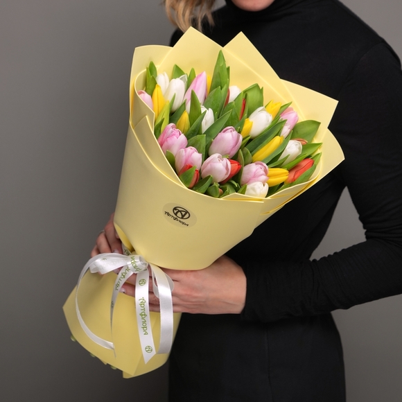 Букет из 35 тюльпанов яркий микс (Голландия) в фоамиране