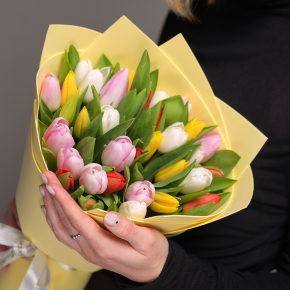 Букет из 35 тюльпанов яркий микс (Голландия) в фоамиране