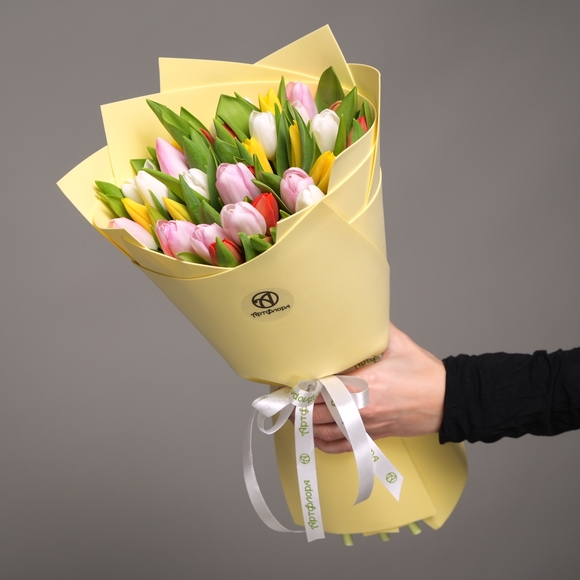 Букет из 35 тюльпанов яркий микс (Голландия) в фоамиране
