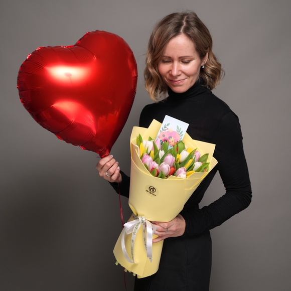 Набор размер L с букетом 35 тюльпанов яркий микс в фоамиране