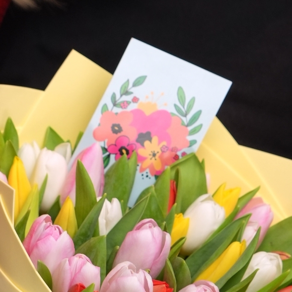 Набор размер L с букетом 35 тюльпанов яркий микс в фоамиране