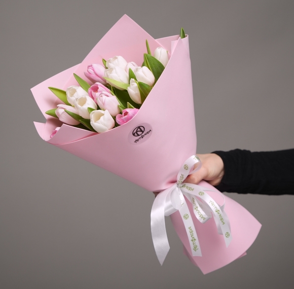 Букет из 15 тюльпанов нежный микс (Голландия) в фоамиране