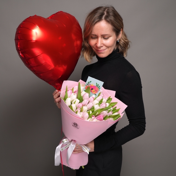 Набор размер XL с букетом 51 тюльпана нежный микс в фоамиране