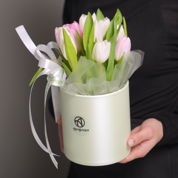 Шляпная коробка с розовыми и белыми тюльпанами